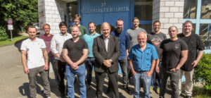 Gruppenbild mit kometenten Mitarbeitenden der CIMCOM Engineering AG